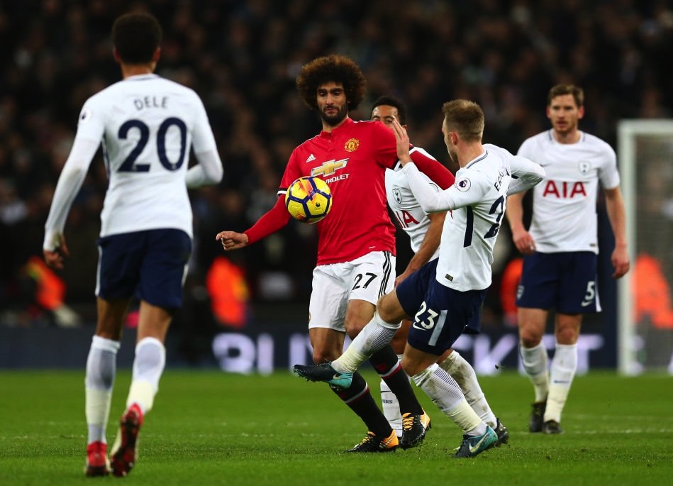 GIF：费莱尼疑似受伤，替补上场7分钟后被换下