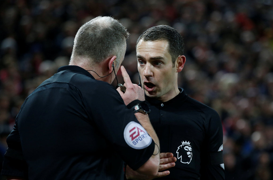 匪夷所思！边裁伸出大拇指为热刺点球“点赞”