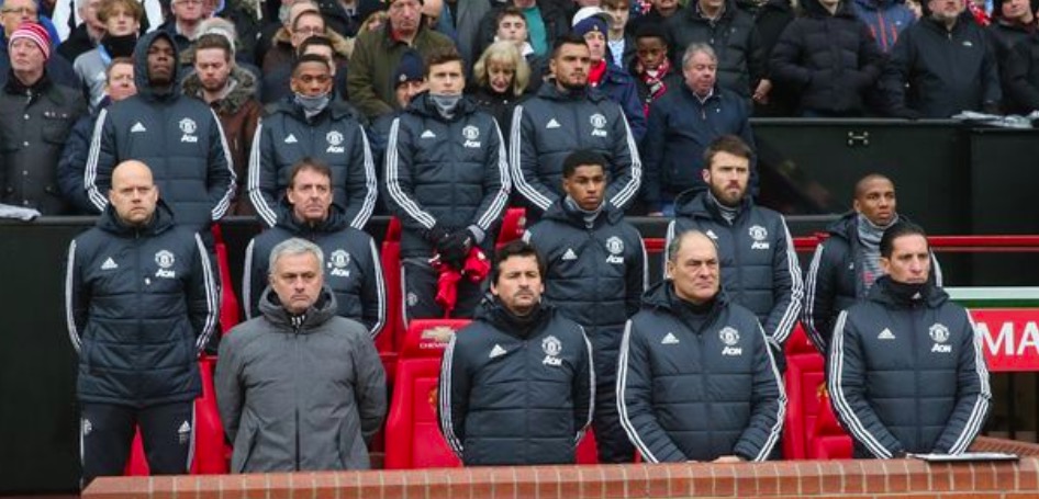 博格巴默哀时手插口袋，被批不够尊重