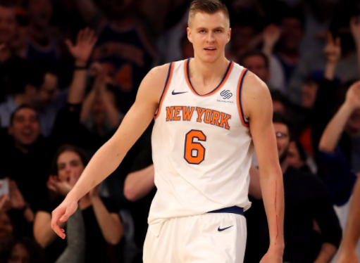 波尔津吉斯膝盖受伤,目前已回到更衣室