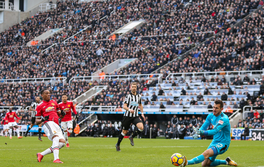 GIF：马夏尔单刀获良机，纽卡门将神勇救主