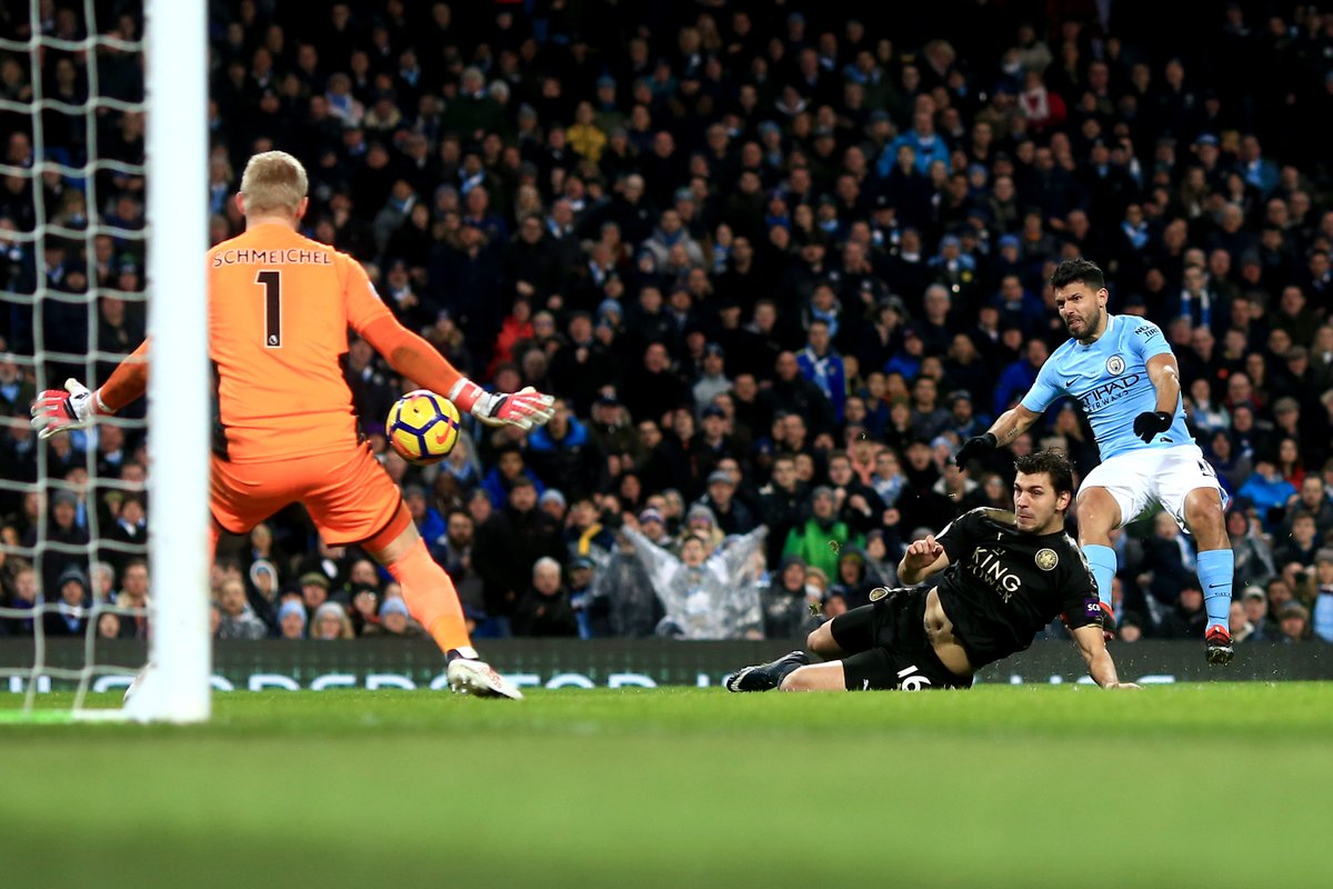 GIF：大四喜！阿圭罗禁区前爆射中梁弹进球门