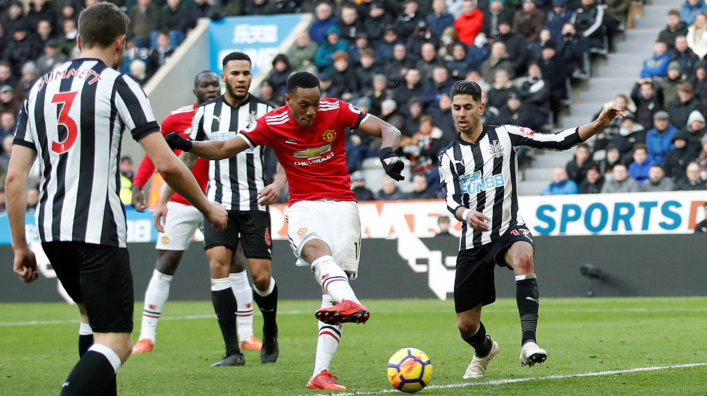 GIF：众志成城，纽卡后卫连续两次挡出马夏尔射门