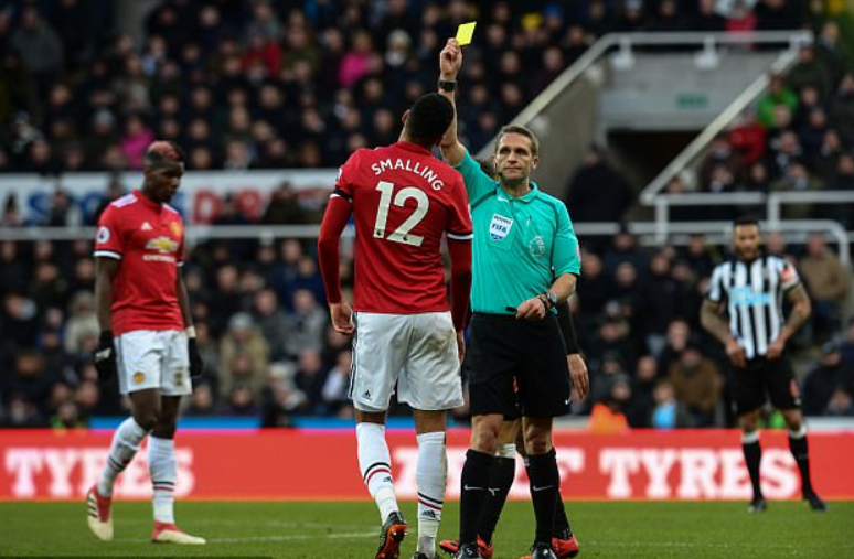 菲尔-内维尔：琼斯和斯莫林的表现堪称是灾难性的