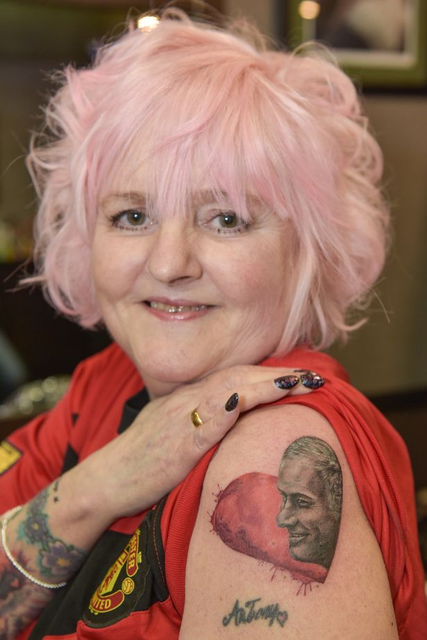 穆里尼奥狂热女粉丝情人节刻纹身表心意