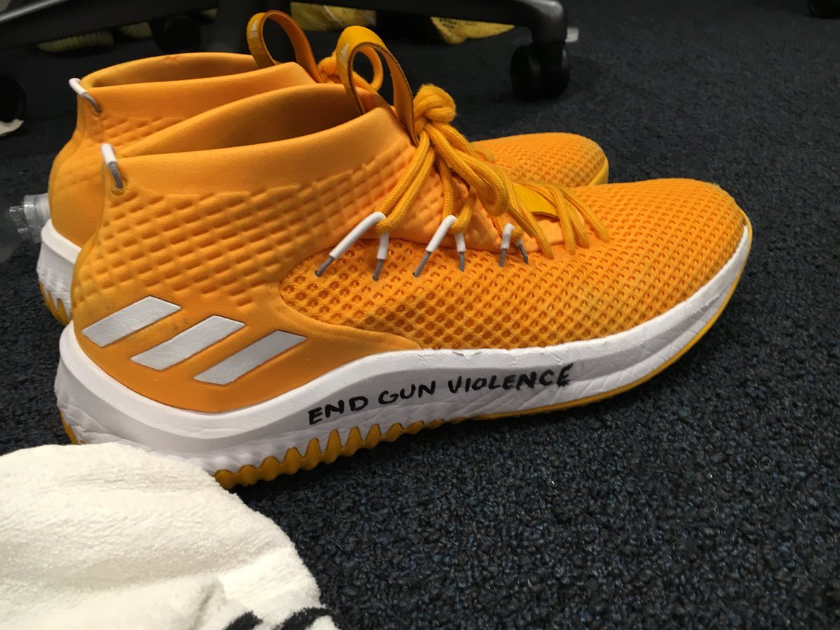 多诺万-米切尔所穿球鞋上写有终结枪支暴力