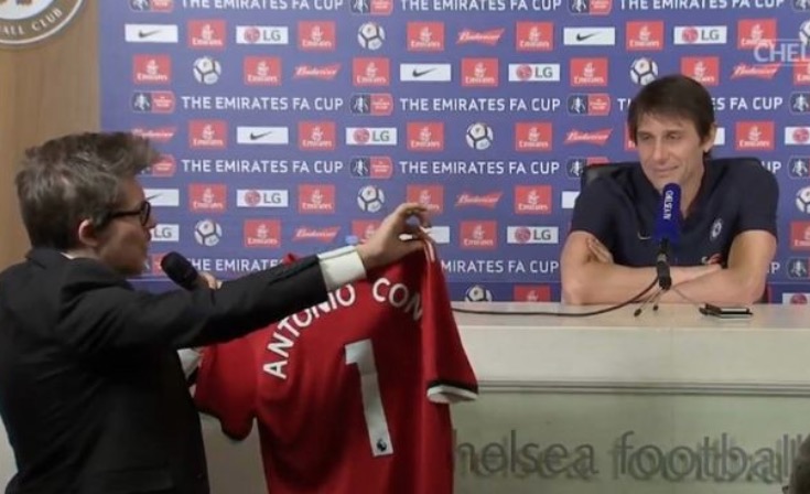 春节礼物？意大利喜剧演员送孔蒂穆帅签名球衣