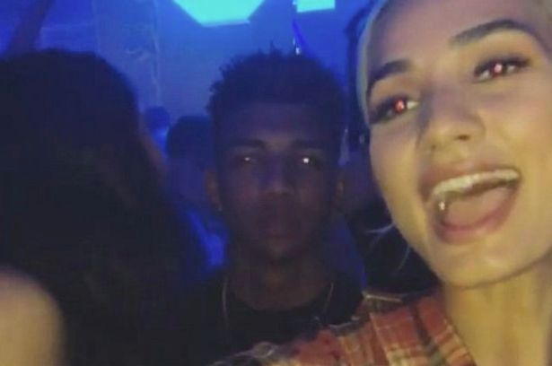 迪拜艳福！埃弗顿后卫霍尔盖特迪拜夜店偶遇Pia Mia