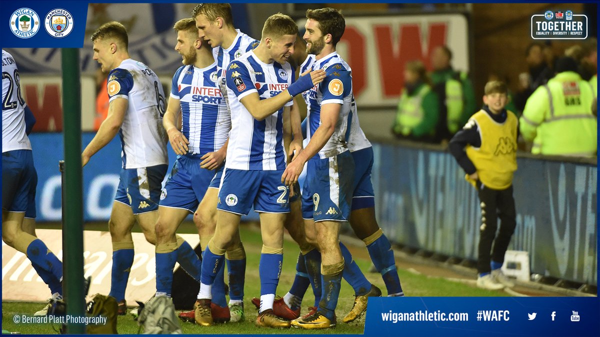 GIF：维冈球迷冲进球场，与球队欢庆胜利