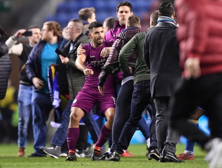 记者称阿圭罗与球迷大打出手因被吐口水