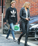 新女友？卡里乌斯和英国性感模特外出购物