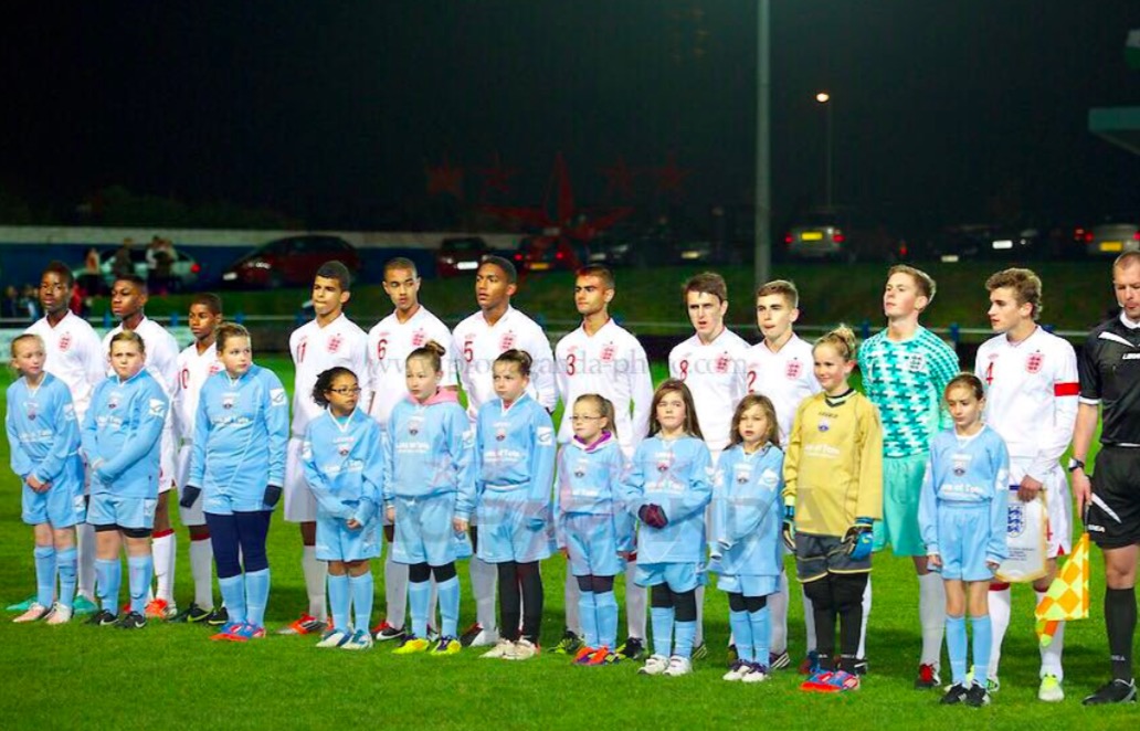 拉什福德秀U16照片自嘲：那时候好高啊