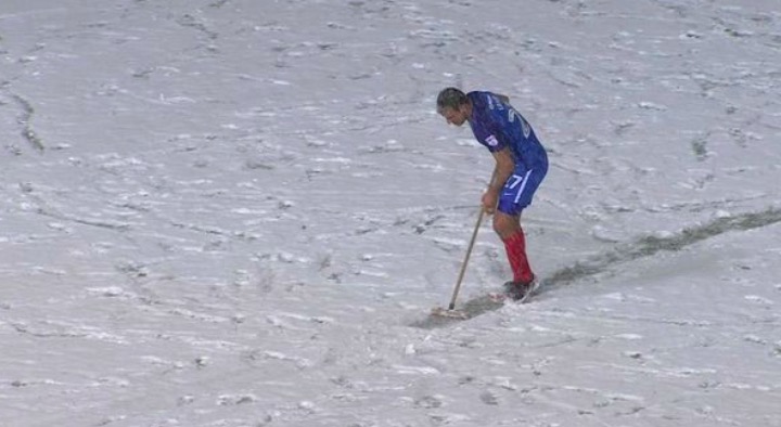 大雪封场，前纽卡后卫泰勒和工作人员一起铲雪