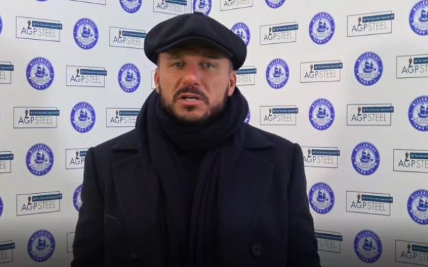 英非联俱乐部老板打赌失败辞去主帅位置，三天后再度上任