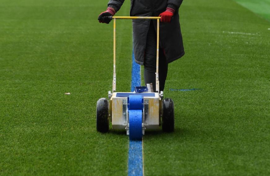 难得一见，酋长球场将标线涂成蓝色应对降雪