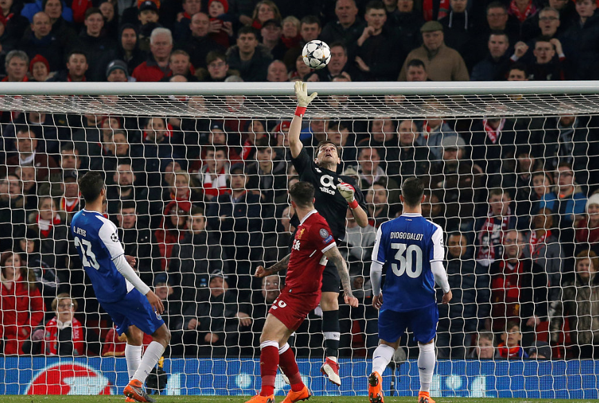 GIF：因斯头球吊射，卡西利亚斯单掌托出横梁