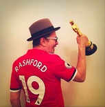 影帝级球迷！加里-奥德曼获赠拉什福德签名球衣