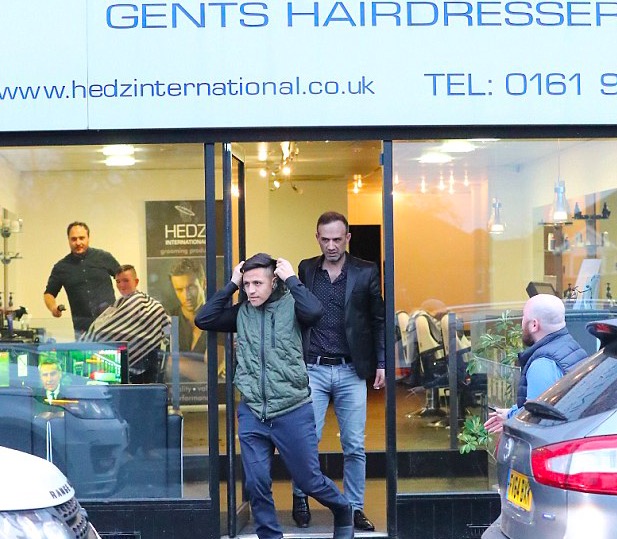 入乡随俗？桑切斯理发迎接双红会大场面