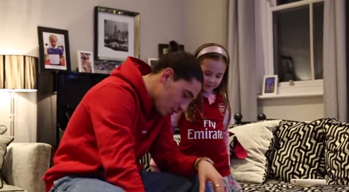 暖心！贝莱林上门拜访年轻枪迷进行互动并送球衣