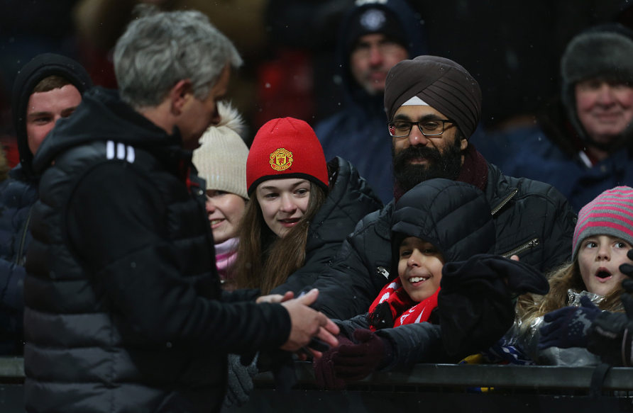 暖心！穆里尼奥将自己的帽子送给场边小球迷