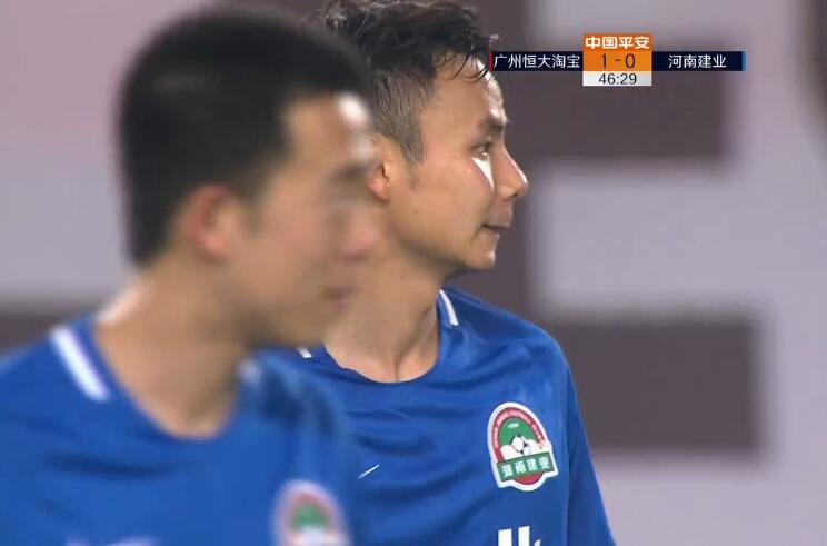 GIF:高质量!冯卓毅禁区弧顶劲射,被曾诚飞身扑出