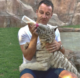 比赛日间歇特里一身轻松参加动物园活动