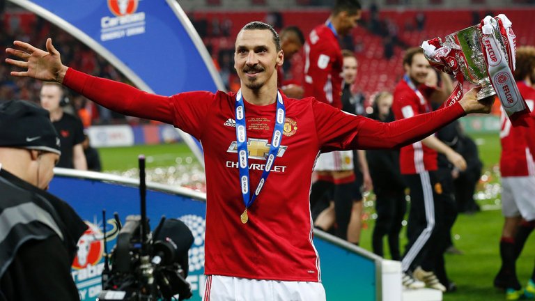 霸气！伊布买报纸广告宣布加盟洛杉矶银河