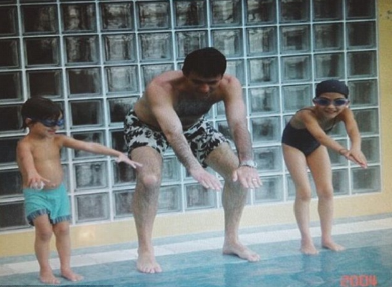 穆帅女儿晒出温馨老照片：慈父传授儿女游泳技巧