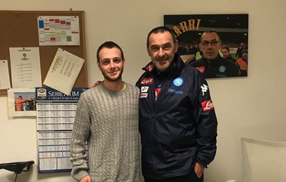 说唱歌手写歌致敬萨里，萨里回赠签名香烟