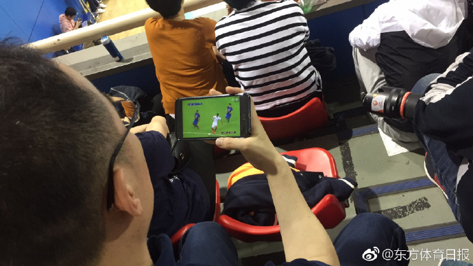 心系申花!上海女排主场观众用手机观看亚冠直播