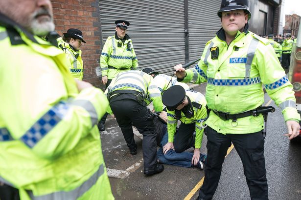 曼市德比前球迷街区斗殴，警方确认两名男性被捕