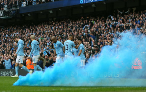 曼市德比球迷扔烟火，英足总将联合警方找到肇事者