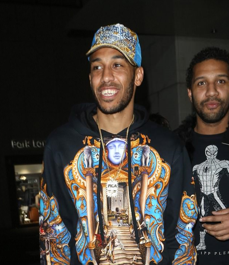 珠光宝气，奥巴梅扬着华丽时装出入伦敦餐厅