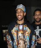 珠光宝气，奥巴梅扬着华丽时装出入伦敦餐厅