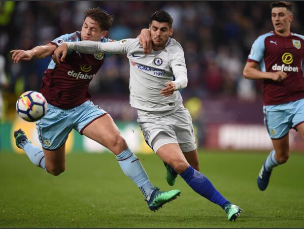 GIF：莫拉塔被换下场，怒扔护腿板发泄不满