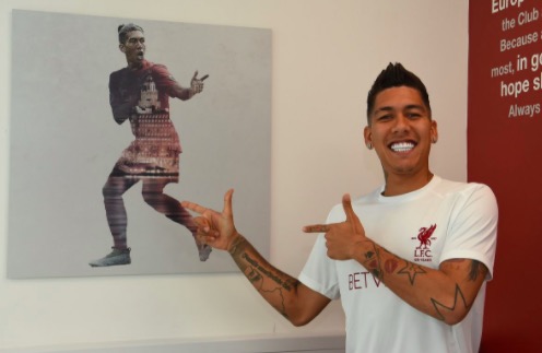 GIF：骚操作，菲尔米诺表演不看合同签字