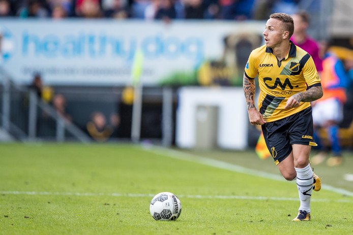 荷媒：阿贾克斯和埃因霍温有意租借曼城小将安赫利诺