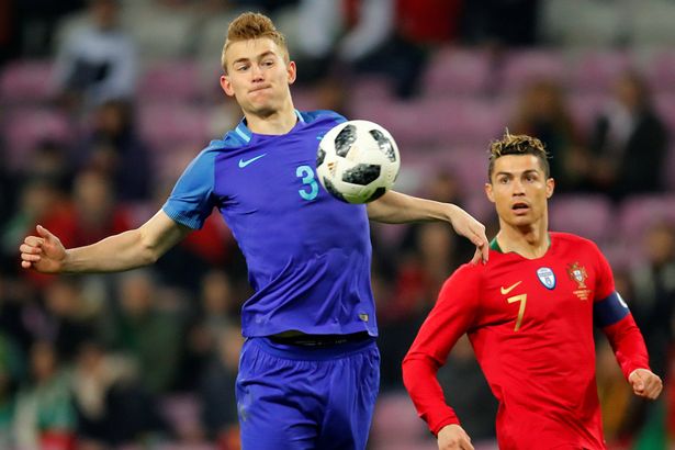 镜报：曼城有意引进阿贾克斯中卫德里赫特