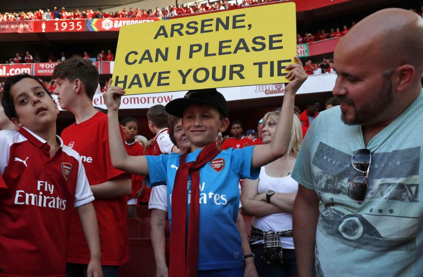 有求必应，温格将领带送给幸运小球迷