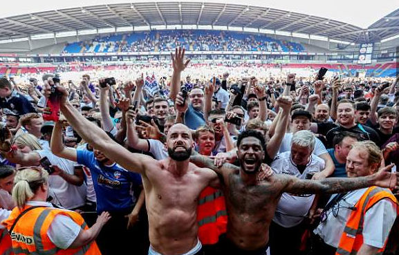 邮报：博尔顿后卫保级后误将钱包婚戒送给球迷