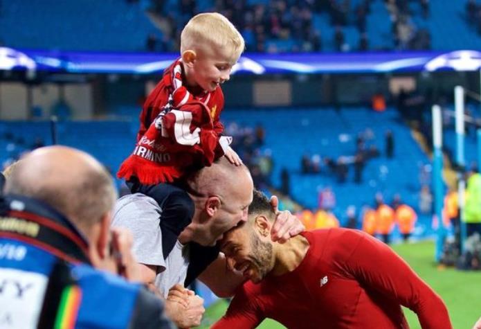 回声报：张伯伦赠送4岁小球迷欧冠决赛球票