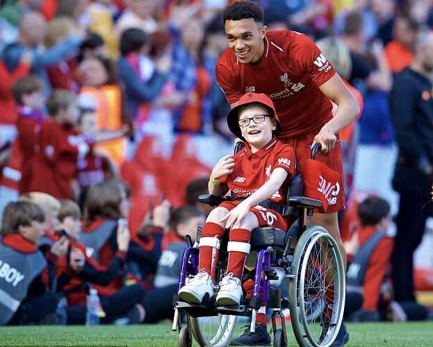 暖心！阿诺德推轮椅带残疾小球迷感受安菲尔德氛围