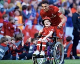 暖心！阿诺德推轮椅带残疾小球迷感受安菲尔德氛围