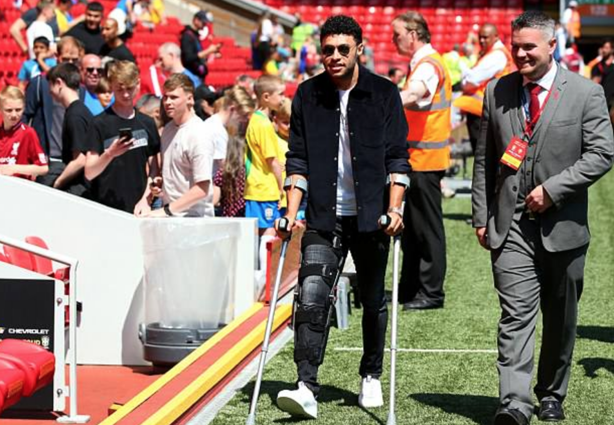 张伯伦复健中仍心系球迷，现身安菲尔德为队友助威