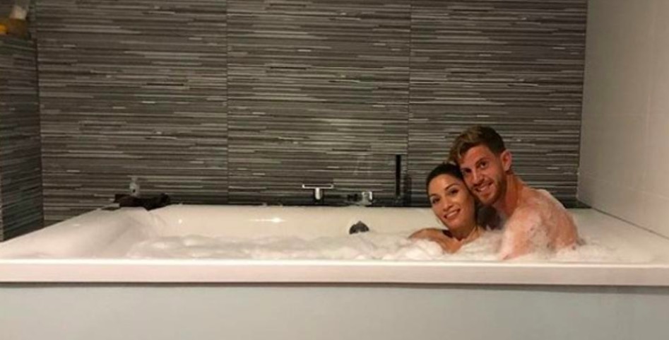 安萨尔迪发布和妻子鸳鸯浴照片，引球迷不满