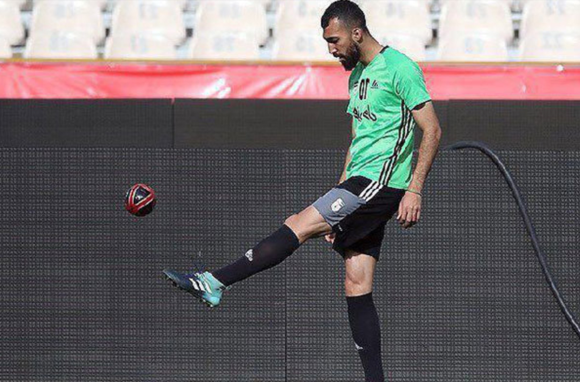 肌肉拉伤休战至少四周,曝伊朗后卫切什米伤别