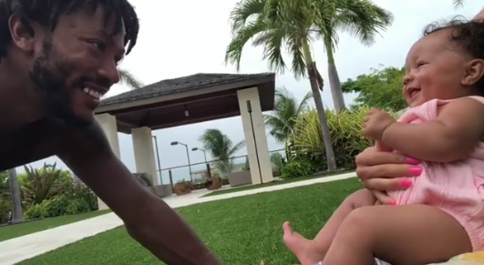 欢乐!罗斯学狗吠逗女儿开心