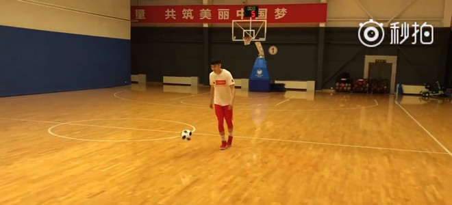 曾令旭中圈位置将球踢入篮筐:不掩饰足球天赋