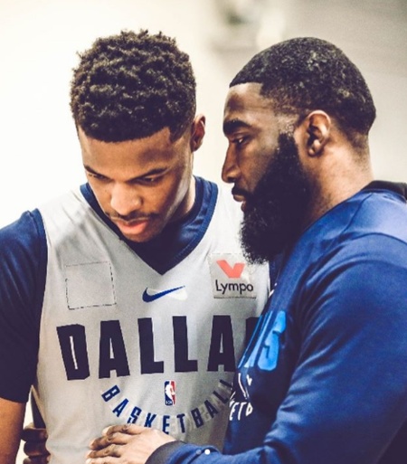 [流言板]丹尼斯-史密斯合影Shammgod:我们相