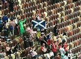 誓不两立，苏格兰球迷在克罗地亚看台展示国旗庆祝